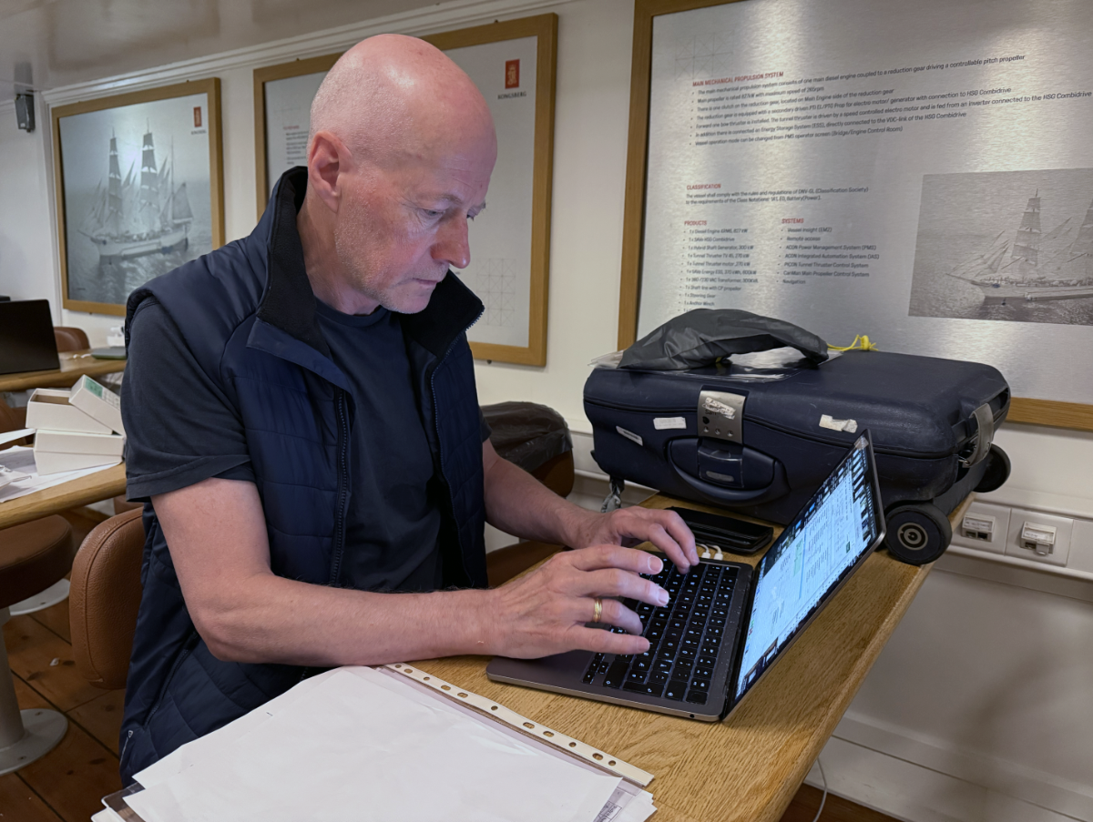 Person sitter i et rom og jobber